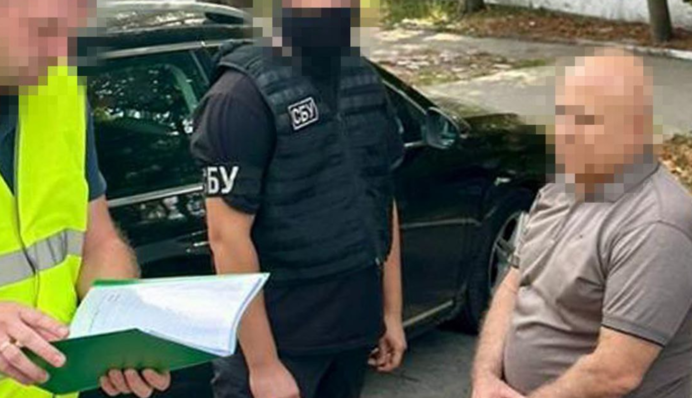 Брали хабарі за соцвиплати: у Міноборони затримали чиновників