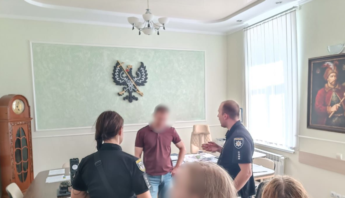 Махінації із землею: поліція розповіла деталі обшуків у міськраді Чернігова