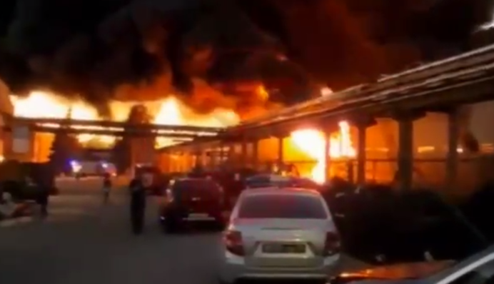 У Тульській області РФ спалахнула масштабна пожежа на заводі: деталі