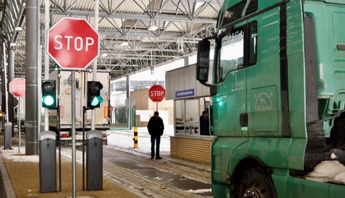 Водіїв вантажних автомобілів попередили про затримку на кордоні - в чому причина