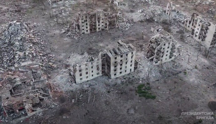 Волчанск выгорел и покрыт дымом: президентская бригада показала разрушенный врагом город