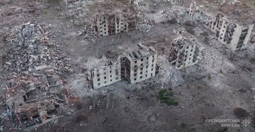 Вовчанськ вигорів та вкритий димом: президентська бригада показала зруйноване ворогом місто