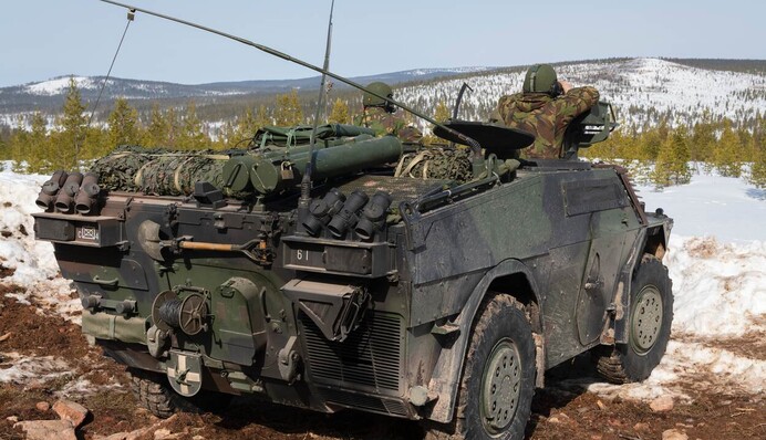 Два ДТП подряд: нидерландский броневик попал в странную передрягу