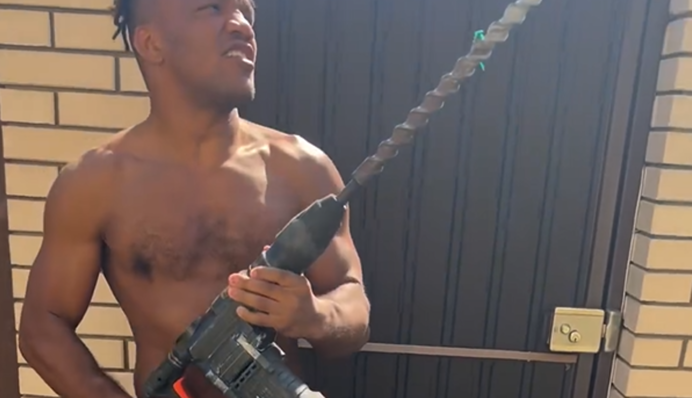 Жан Беленюк с большой дрелью предложил услуги 