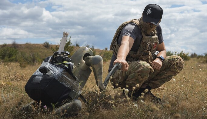Військові показали, як собака-робот допомагає полювати за росіянами