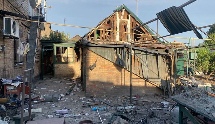 Массированный обстрел Никопольщины: повреждены ЛЭП, газопровод, супермаркет и жилые дома