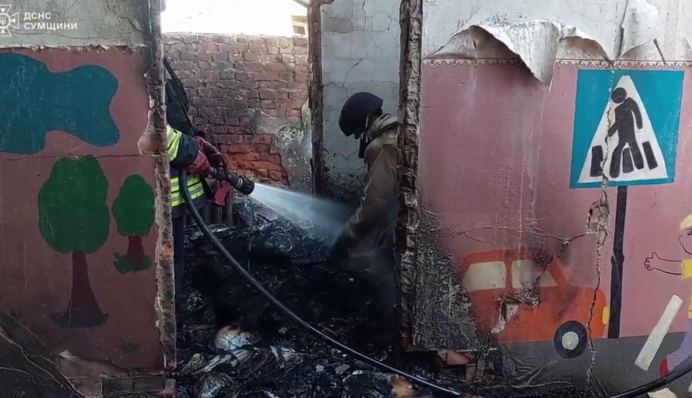 Спасатели ликвидировали последствия удара по учебному заведению на Сумщине