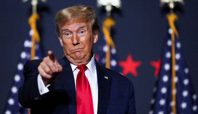 Трамп погрожує митом у 100% на товари з країн, які відмовляються від долара - The Economic Times