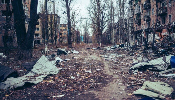 С флажками РФ и без людей: журналист показал, как сейчас выглядит оккупированная Авдеевка