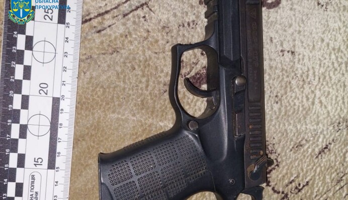 Прокуратура показала наркотики и оружие, найденные у 