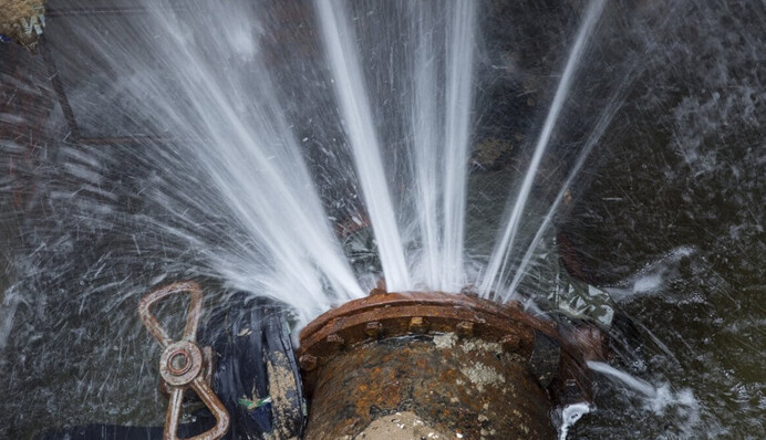 У Києві через прорив водогону автівка провалилася під асфальт