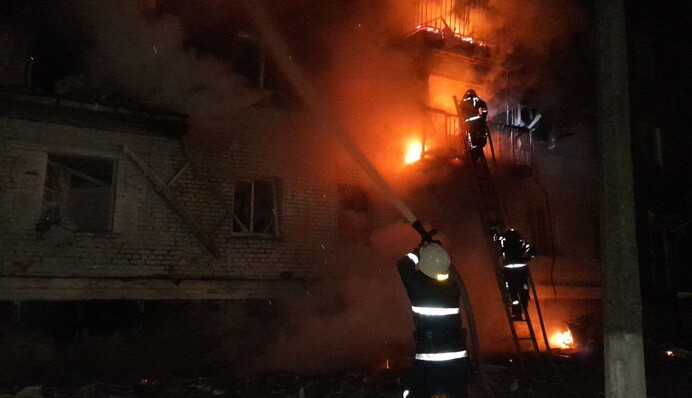 В Конотопе спасатели ГСЧС ликвидировали пожары после российского удара