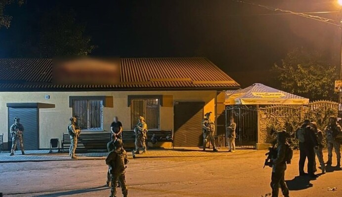 Под Хмельницким мужчина из автомата открыл огонь по полицейским