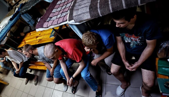 Український журналіст показав умови утримання російських військовополонених та поговорив з ними