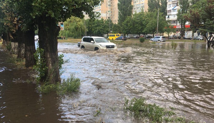 Одесса ушла под воду: машины тонут на улицах, вода залила магазины и ТРЦ