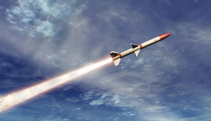 Росіяни вдарили по багатоповерховому житловому будинку в Харкові