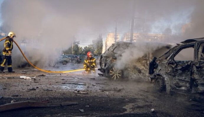 У Сумах після ворожих ударів горять великі електропідстанції