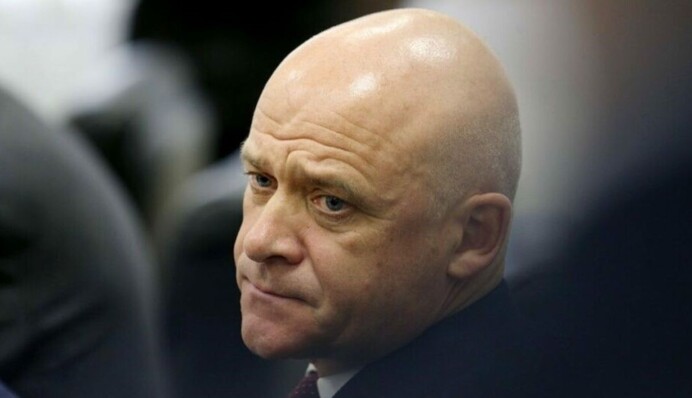 Стерненко показал документы относительно российского гражданства Труханова