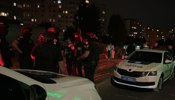 Под Киевом устроили массовую драку и напали на полицейского