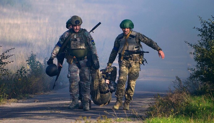 В ГУР показали роботу медиків на полі бою