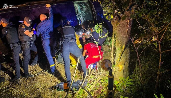 На Київщині перекинулось авто: рятувальники деблокували пасажирів