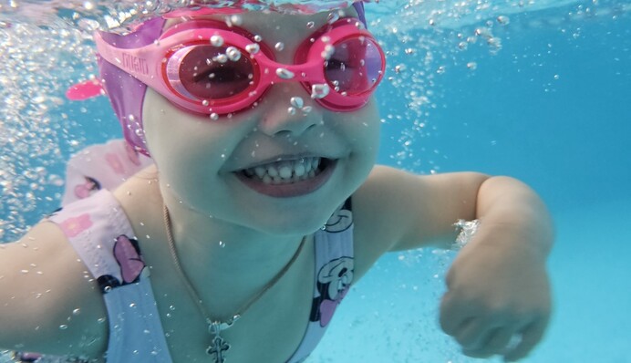 Двухлетняя украинка установила рекорд по плаванию