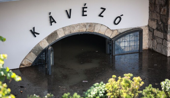 Будапешт уходит под воду: появились свежие фото наводнения