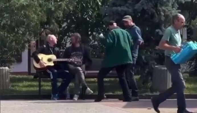 У Тернополі чоловіки співали на вулиці російський шансон - 