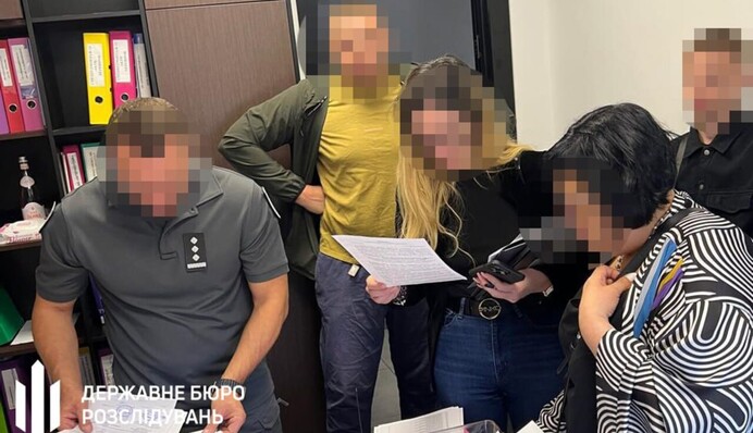 На Дніпропетровщині викрили керівника частини на закупівлі неякісного одягу для військових