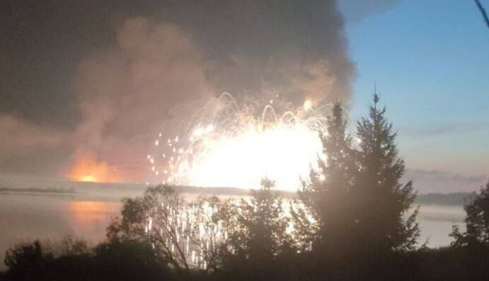 На фоне успешных попаданий: Z-военкоры боятся, что в РФ скоро закончатся склады БК