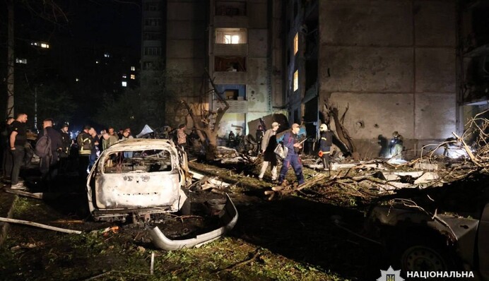 Росіяни вдарили ФАБ-500 по 16-поверхівці в Харкові - серед постраждалих діти