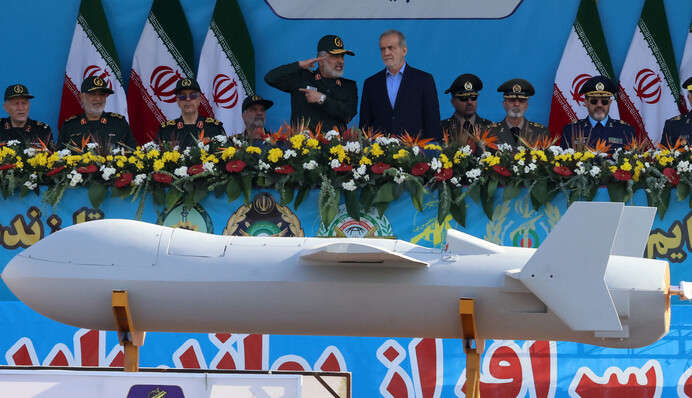 В Ірані на параді показали нову балістичну ракету і модернізований 