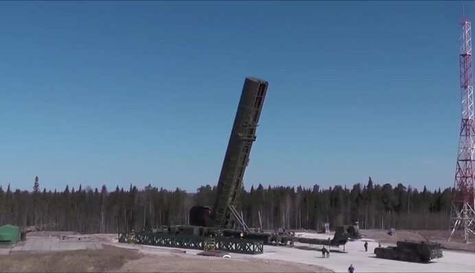 Величезна вирва і пожежі: з'явилися нові фото з місця вибуху ракети "Сармат" в Росії