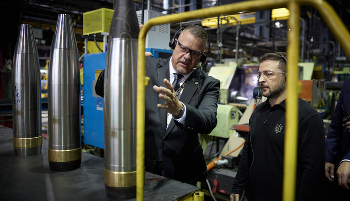 Зеленському показали, як завод в США виготовляє артилерійські снаряди для України