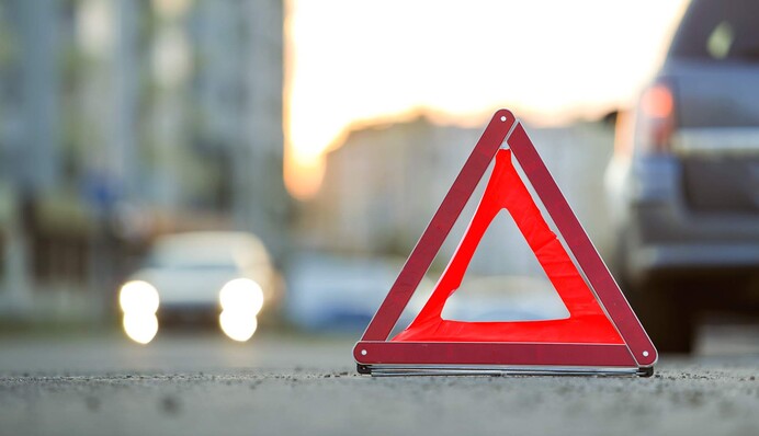 В Киеве спорткар снес дерево