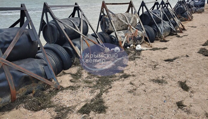 Росіяни захищають Керченський міст огорожею з діжок з-під огірків
