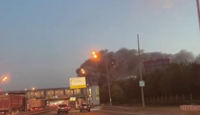 Без «хлопков» не обошлось: в Москве мощный пожар охватил склад с автозапчастями