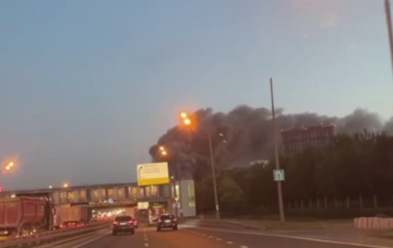 Без "хлопків" не обійшлося: в Москві потужна пожежа охопила склад з автозапчастинами