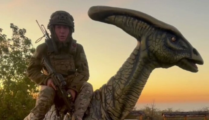 Журналист пошутил над видео украинского бойца, сидящего верхом на 