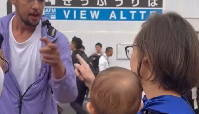 В сети показали, как «российский варвар» угрожал японцам на демонстрации в поддержку Украины