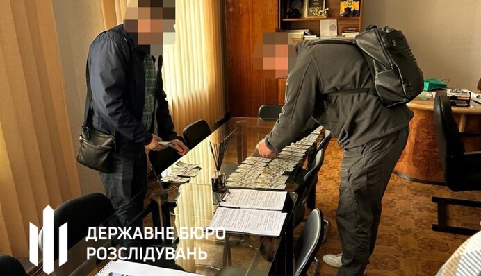 $30 000 взятки за обустройство общежития для переселенцев: чиновников будут судить