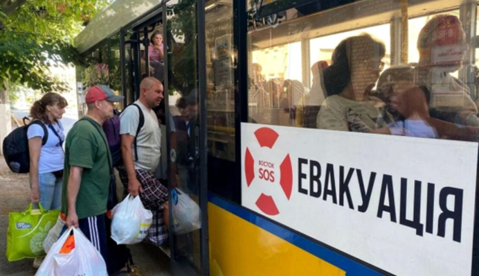 З частини Харківщини та Донеччини примусово евакуюють сотні дітей з родинами