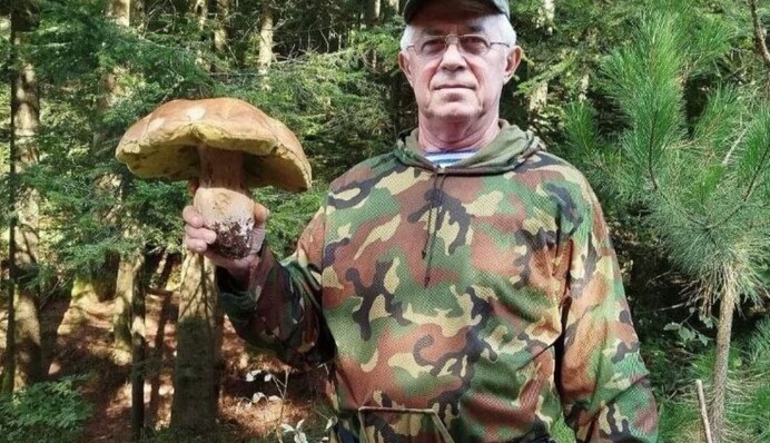 В Карпатах мужчина нашел белый гриб-гигант весом 1,3 кг.