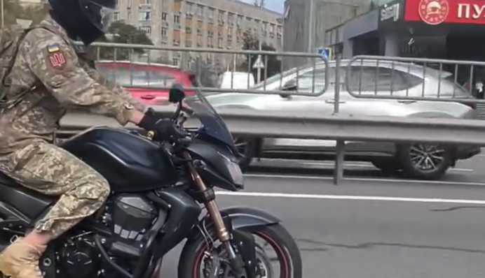 Жан Беленюк стал свидетелем трюка на мотоцикле в Киеве в исполнении бойца ВСУ