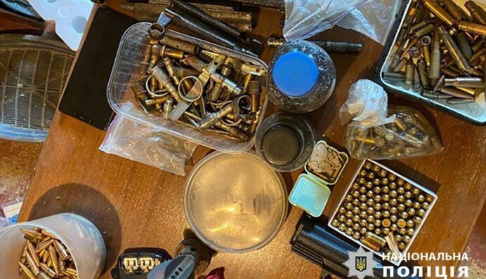 Наладил бизнес в 60 лет: подозреваемого в сбыте оружия в Киеве задержали «на горячем»