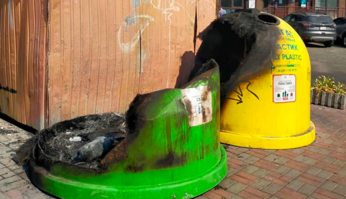 У Києві почастішали випадки вандалізму зі сміттєвими контейнерами