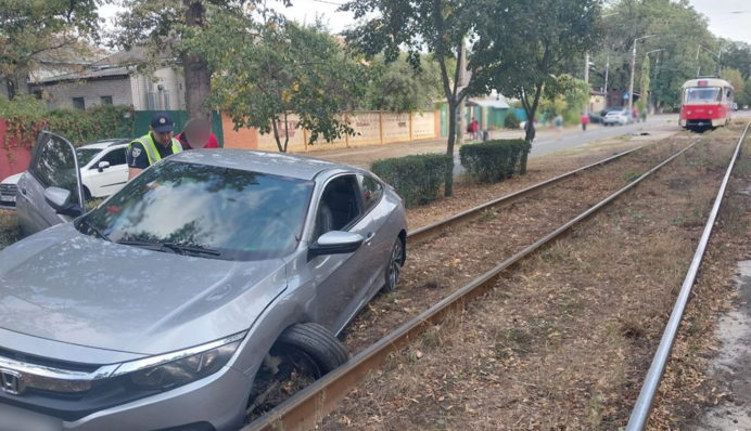 У Києві через ДТП авто вилетіло на трамвайну колію