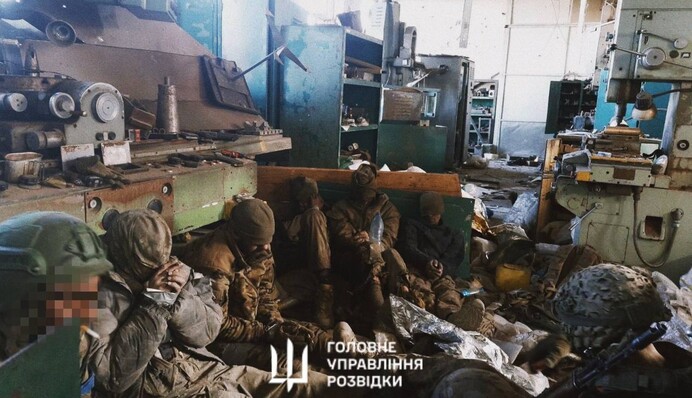 ГУР показало фото окупантов, взятых в плен в Волчанске