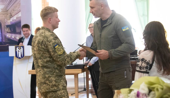 Кличко вручив сертифікати на квартири учасникам бойових дій та родинам загиблих героїв