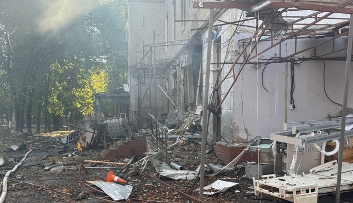 У Сумах триває розбір завалів на місці російського удару по лікарні